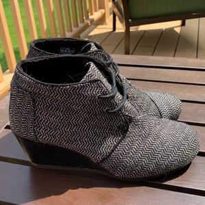 TOMS Black tweed lace-up ankle high booties boots, size 8